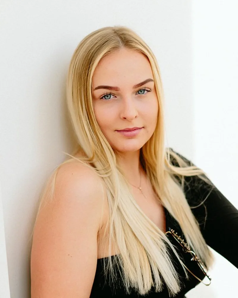 Glatte Stirn nach der Faltenbehandlung mit Botox in Wien